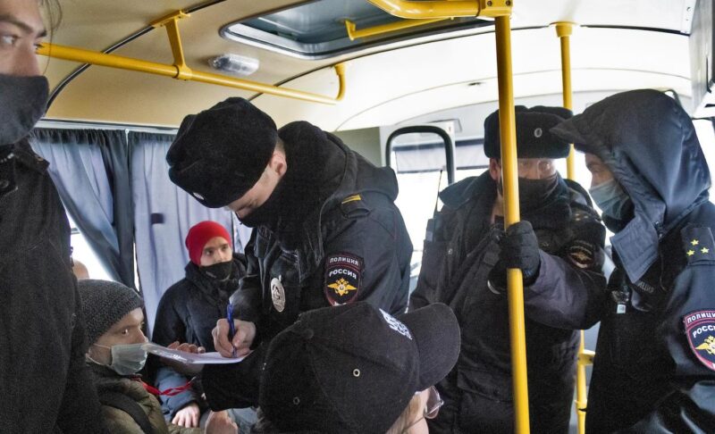 Задержанные в одном из автобусов полиции во время акции в поддержку Алексея Навального в Казани 23 января 2021 года. Фото: Данила Егоров / Коммерсантъ
