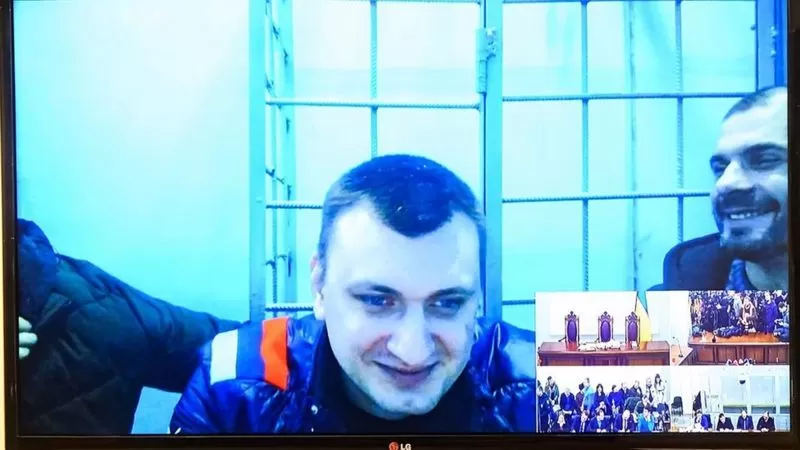 Аброськін і Янішевський сміються під час засідання суду в грудні 2019 року. На цьому засіданні судді ухвалять звільнити їх з-під варти для процедури обміну полоненими з Росією