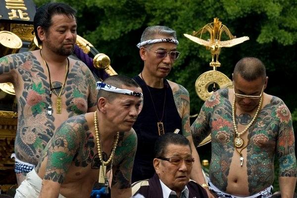 Катана и нож: как якудза переняли культуру самураев