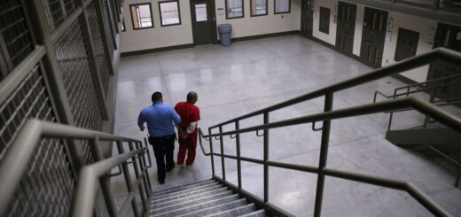 Частные тюрьмы как инвестиционный инструмент: сколько на них зарабатывают и почему с ними борются активисты