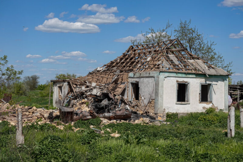 Разрушенный обстрелами дом на Херсонщине, 10 мая 2022 года. Фото: Татьяна Козак, Ґрати