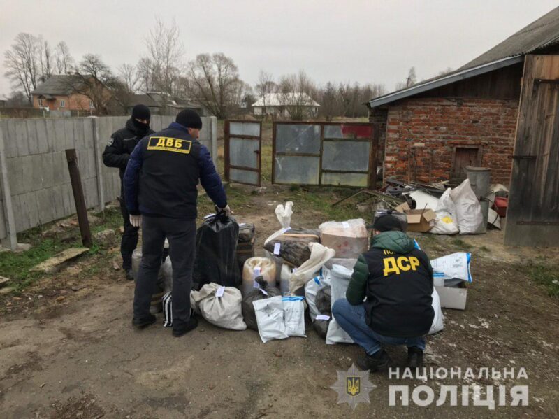 Наркотики, изъятые полицейскими в ходе обысков 26 ноября. Фото: Национальная полиция