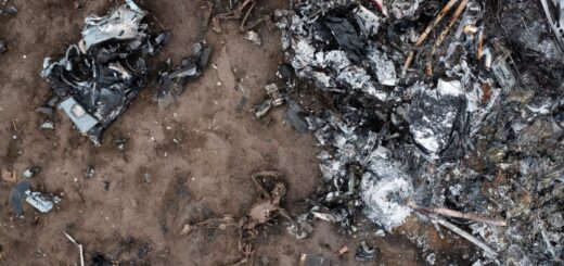 Сгоревший российский вертолет и его погибший экипаж в Макаровском районе, Киевская область. Фото: Ефрем Лукацкий
