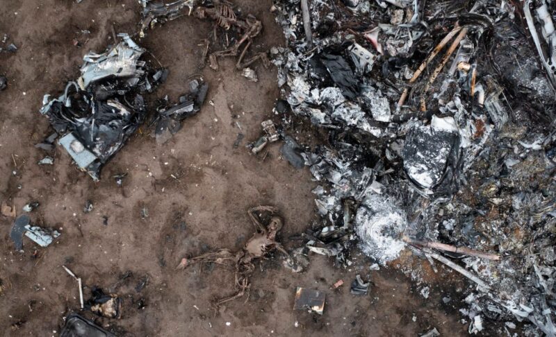 Сгоревший российский вертолет и его погибший экипаж в Макаровском районе, Киевская область. Фото: Ефрем Лукацкий