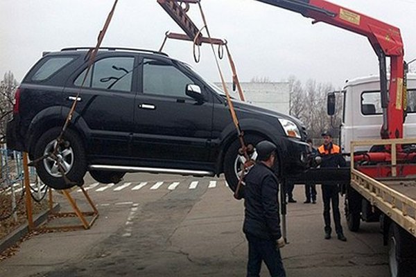 В столице начали эвакуировать автомобили, временно задержанные патрульными