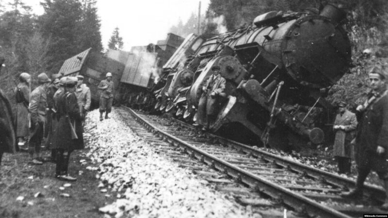 Підірваний на залізниці потяг. Світлина часів Другої світової війни. Місце не відоме Фото:Wikimedia Commons