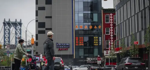 Здание со стеклянным фасадом (в центре) предположительно является участком иностранной полиции Китая в Нью-Йорке. Фото: Bebeto Matthews / AP