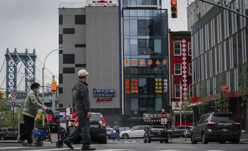 Здание со стеклянным фасадом (в центре) предположительно является участком иностранной полиции Китая в Нью-Йорке. Фото: Bebeto Matthews / AP