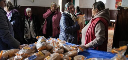 Місцеві у Підвисокому на Харківщині отримують хліб у Будинку культури, квітень 2023 року. Фото: Тарас Ібрагімов/Суспільне