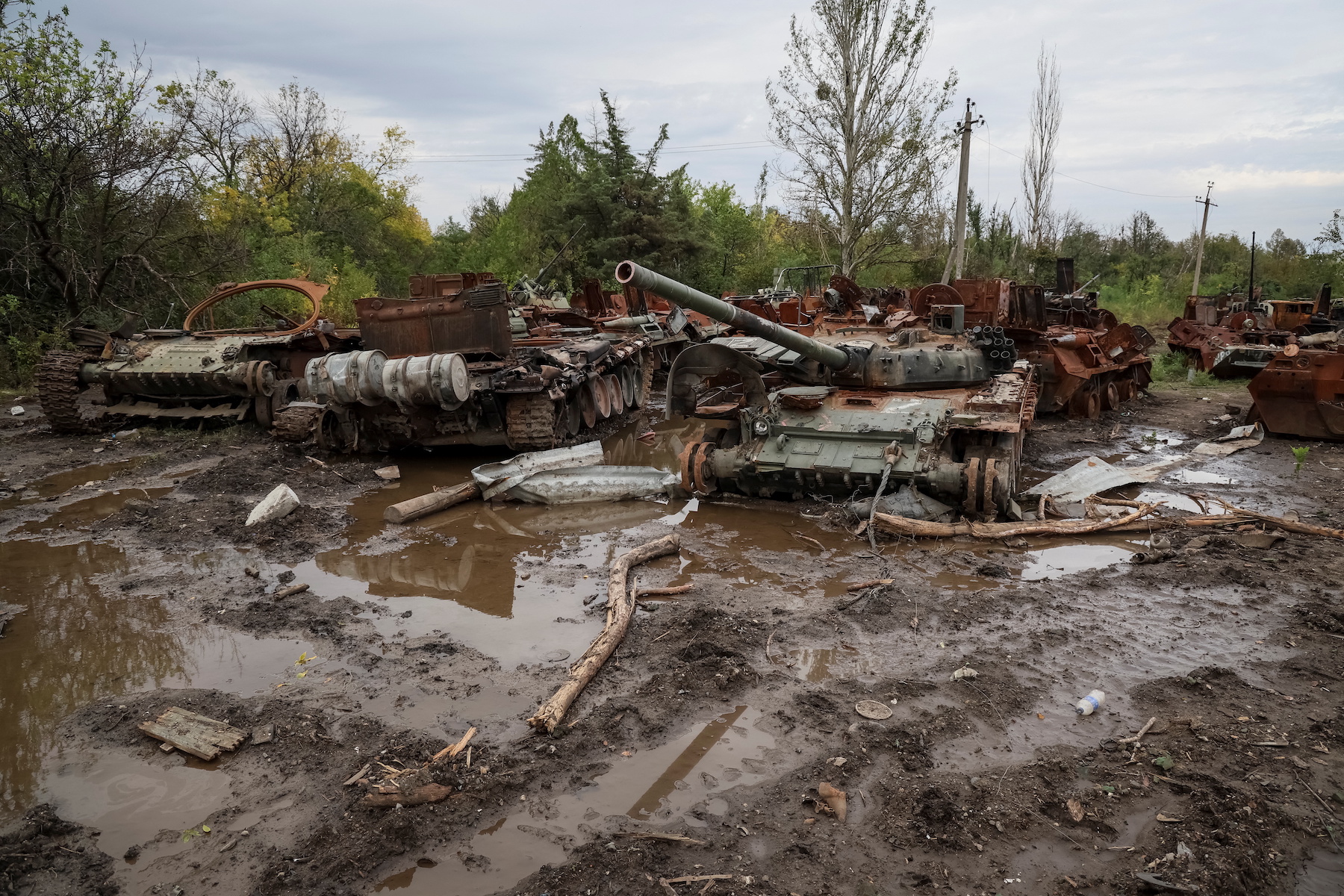 Разрушенные российские танки и бронетранспортеры в городе Изюм. Украина, 20 сентября 2022 года. Фото: Глеб Гаранич / Reuters / Forum
