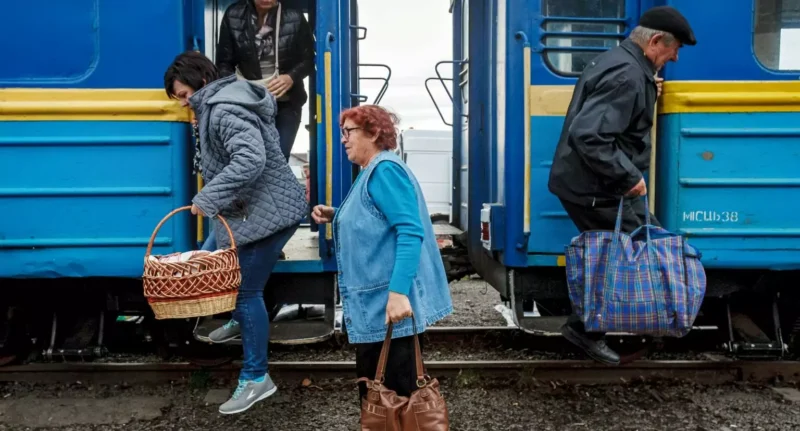 Впервые в России женщина начала управлять поездом - Российская газета