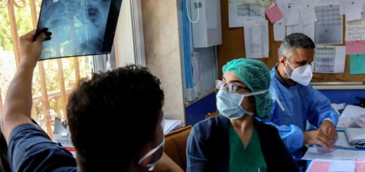Иракские медики проверяют рентген пациента с COVID-19. Дахук, Ирак. Фото: SAFIN HAMED / AFP via Getty Images