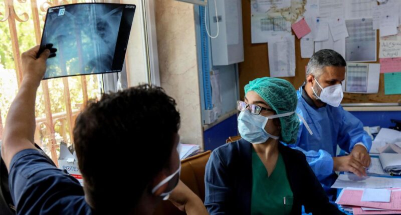 Иракские медики проверяют рентген пациента с COVID-19. Дахук, Ирак. Фото: SAFIN HAMED / AFP via Getty Images