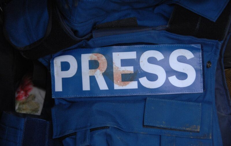 Росія скоїла в Україні 148 злочинів проти журналістів та медіа за місяць нападу. П’ятеро репортерів убито