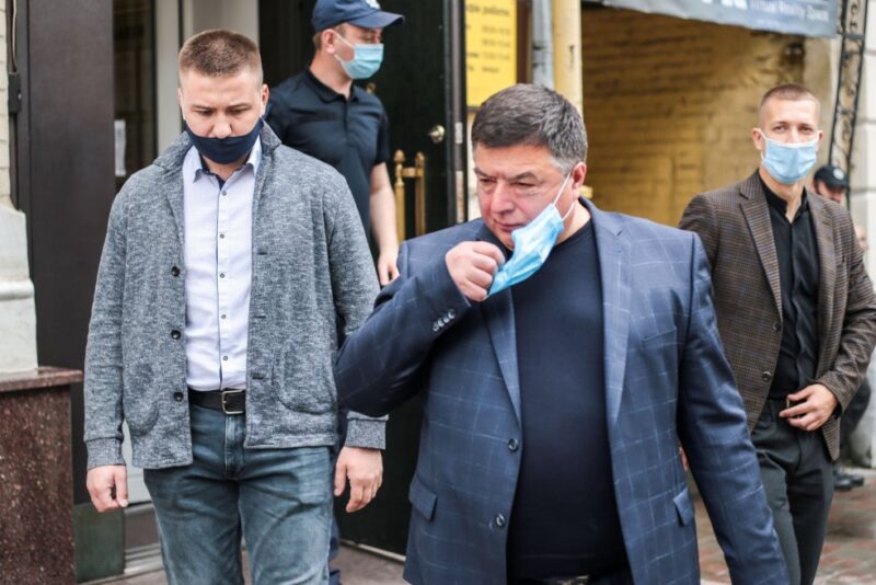 Глава КС Александр Тупицкий возле Подольского райсуда Киева 28 мая 2021 года. Фото: Стас Юрченко, Ґрати