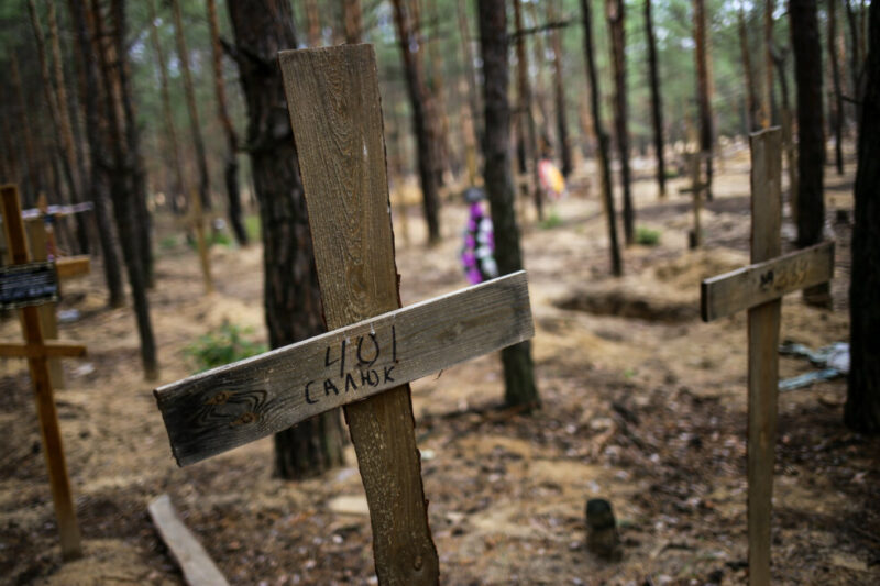 Масове поховання в Ізюмі, 17 вересня 2022 року. Фото: Стас Юрченко, Ґрати