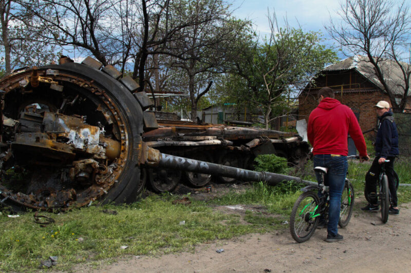 Жители Малой Рогани возле разбитой военной техники. Фото: Ганна Соколова, Ґрати