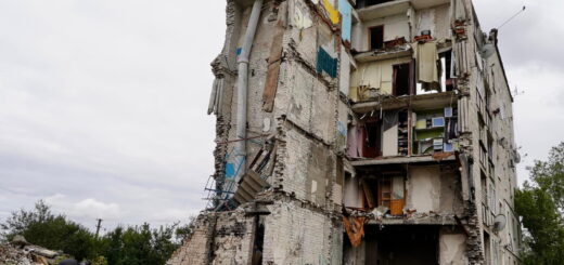 Зруйнований російськими обстрілами будинок в Ізюмі
