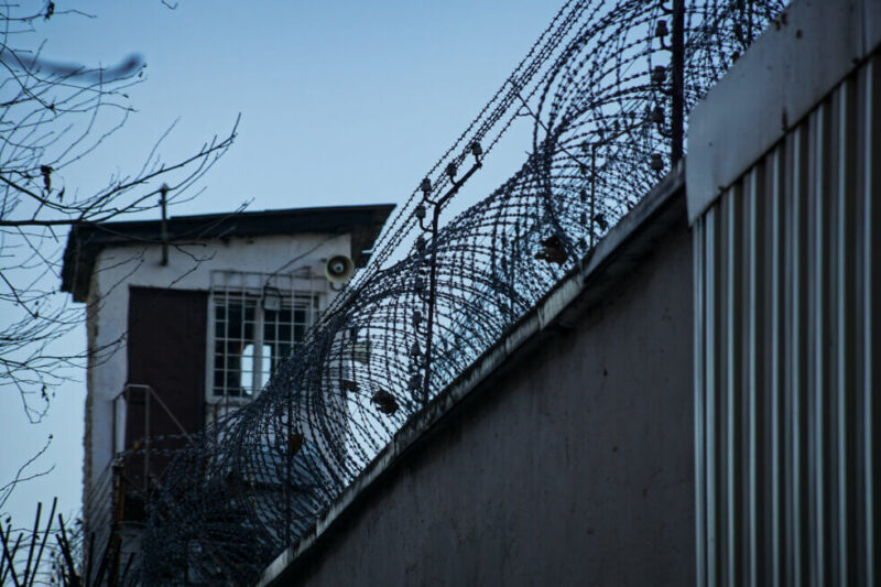 СИЗО №1 в Симферополе, где содержат украинских пленных гражданских. Фото: Антон Наумлюк, Ґрати