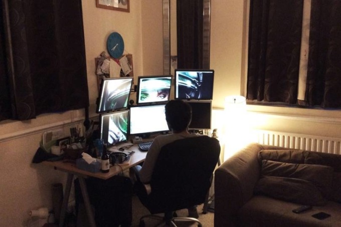 Крис Монтейру в своей квартире в Лондоне. Фото Wired