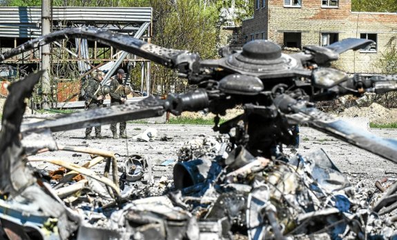 Залишки знищеного російського гелікоптера на аеродромі у Гостомелі на Київщині Фото:OLEG PETRASYUK (EPA-EFE)