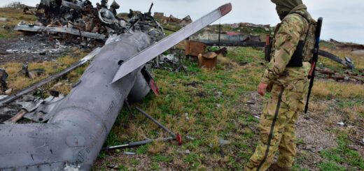 Український військовий дивиться на пошкоджений російський військовий літак на острові Зміїний, у Чорному морі, 18 грудня 2022 року AP Photo / Michael Shtekel