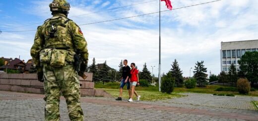 Херсонцы проходят мимо российского солдата в районе Аллеи Славы, 20 мая 2022 года Фото: AP Photo