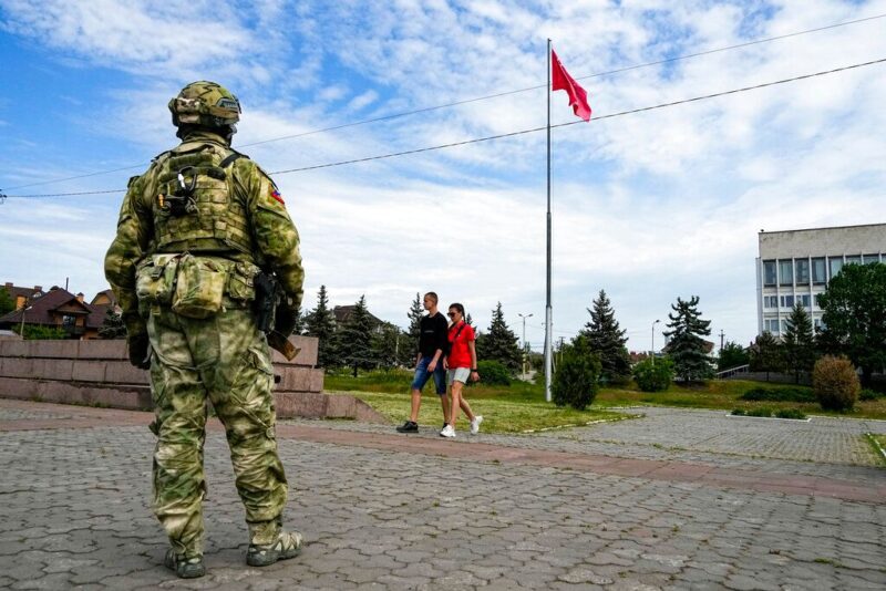Херсонцы проходят мимо российского солдата в районе Аллеи Славы, 20 мая 2022 года Фото: AP Photo