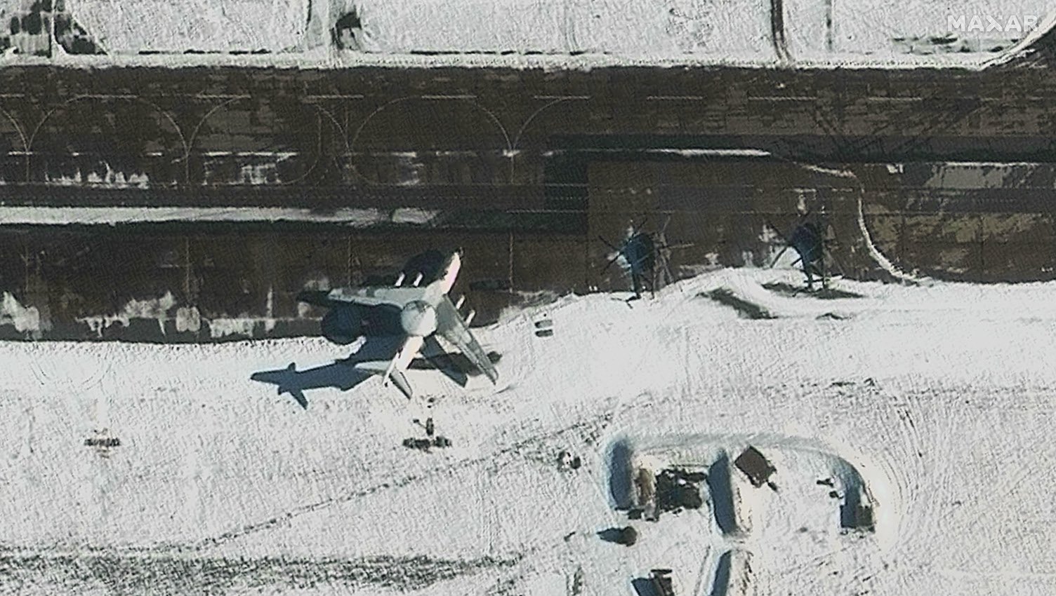 фото літака А-50У на аеродромі «Мачулищі» на яких видно пошкодження на фюзеляжі біля кабіни пілота та на самому радарі.