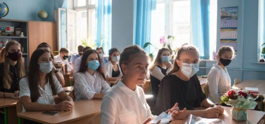 Ученики 11-го класса собрались на первый урок в гимназии №19 на Подоле Фото: Анастасия Власова/hromadske