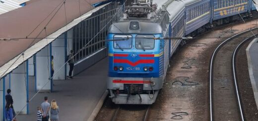 Потяг прибуває на залізничний вокзал Києва Фото: EPA/ROMAN PILIPEY
