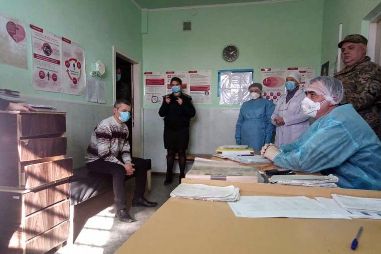 Ежедневный медицинский осмотр взятых под стражу и персонала в СИЗО Фото: Денис Малюська, предоставленное hromadske