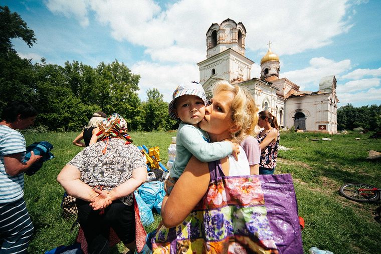 Жители Лукашовки возле разрушенной церкви Фото: Pasha Youz