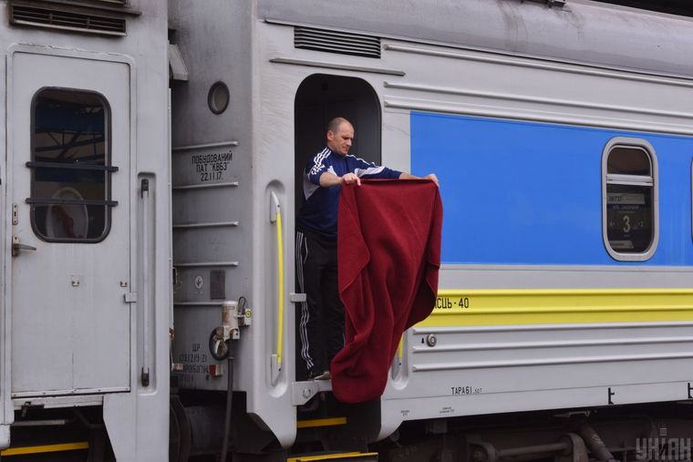 Провідник потяга на вокзалі в Запоріжжі, 2 червня 2020 року Фото: Олександр Прилепа/УНІАН
