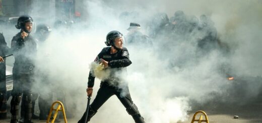 Милиция во время столкновений в Одессе 2 мая 2014 года. Фото: Олег Владимирский, Ґрати