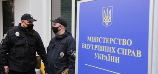 Полицейские в медицинских масках во время карантина у здания Министерства внутренних дел в Киеве, 28 мая 2020 года