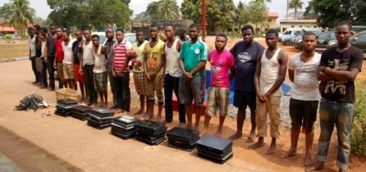 Предполагаемые участники интернет-сообщества «Яхубой», арестованные за мошенничество полицией Бенина и Нигерии. Фото Комиссии по экономическим и финансовым преступлениям