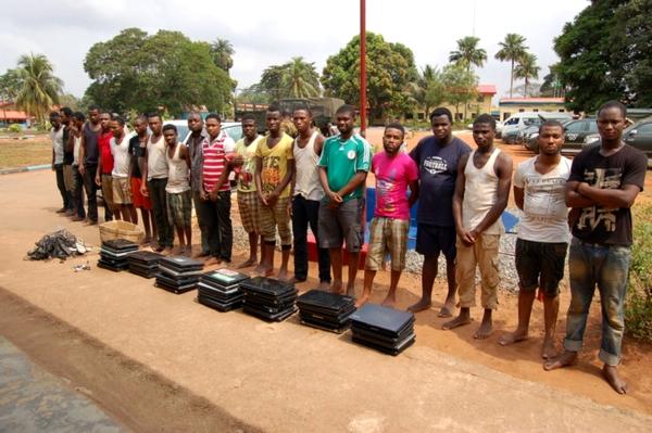 Предполагаемые участники интернет-сообщества «Яхубой», арестованные за мошенничество полицией Бенина и Нигерии. Фото Комиссии по экономическим и финансовым преступлениям