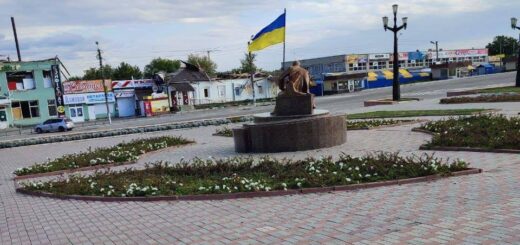 У центрі звільненої Балаклії вже встановлено прапор України