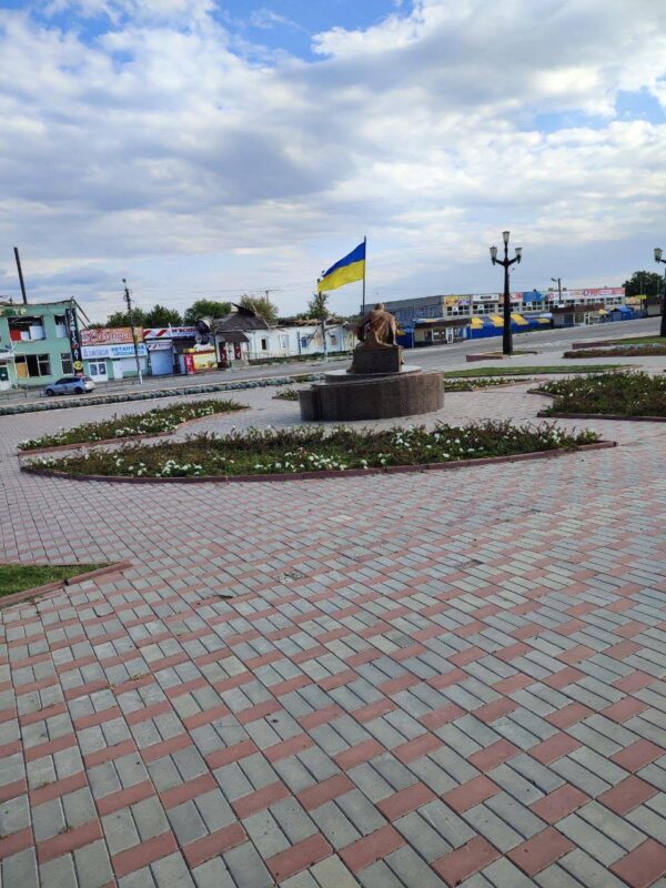 У центрі звільненої Балаклії вже встановлено прапор України.