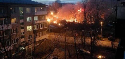 В российском городе Иркутске военный самолёт упал на частный сектор и взорвался