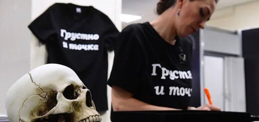 В Росії готуються до нових могилізованих: у Москві на виставці ритуальних послуг влаштували конкурс з одягання покійників на швидкість