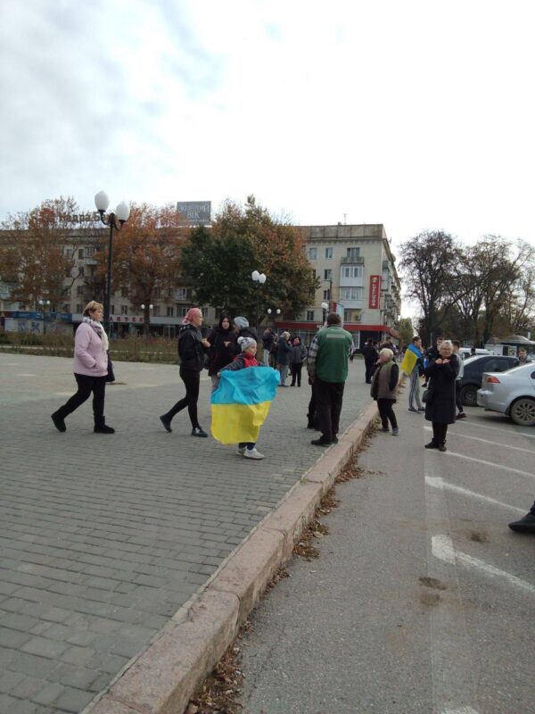 В цетрі Херсону місцеві мешканці збираються з прапорами зустрічати ЗСУ