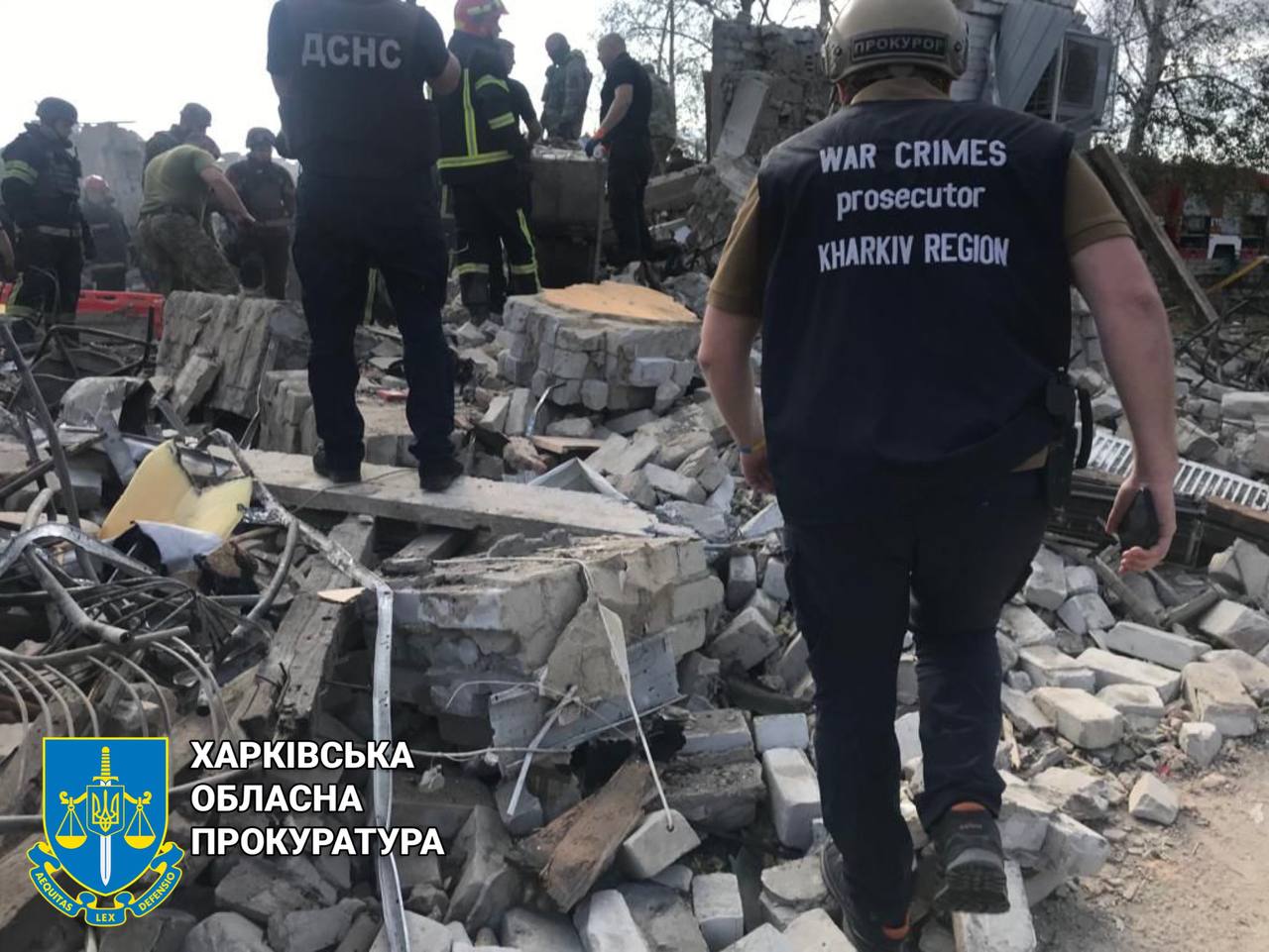 Російські загарбники нанесли удар по кафе та магазину у селі Гроза Куп'янського району, майже 50 загиблих