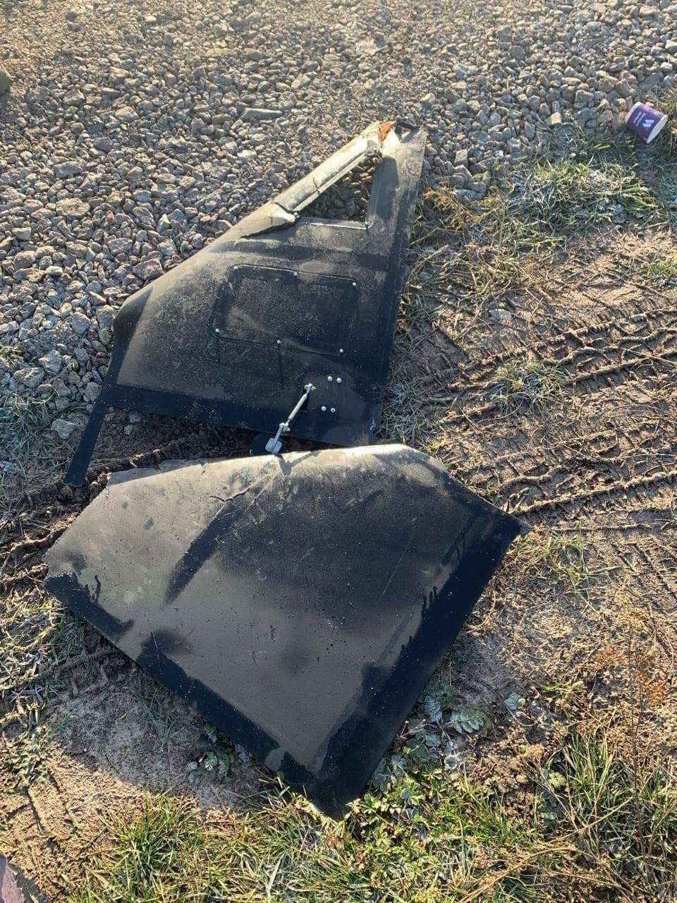 Фото уламків збитих над Києвом чорних дронів
