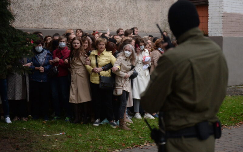 Эпизод во время массовой акции в Минске, сентябрь 2020. Фото: EPA