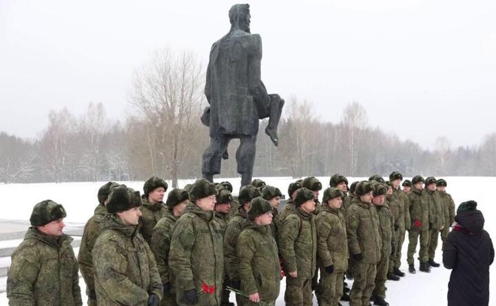 Российские военные около мемориала в Хатыни, 5 февраля 2022 года. Фото: Sputnik Беларусь