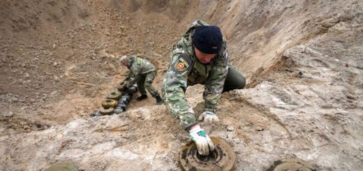 Сапери МВС України збирають міни в селі Мощун, 19 квітня 2022 року AP Photo / Efrem Lukatsky