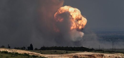 внаслідок атаки по Криму 22 липня спалахнув військовий склад зі снарядами (Getty Images)