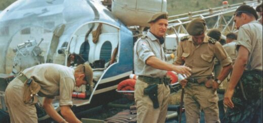 Полковник Майкл Хоар (в центре) командует эвакуацией раненых в ходе одного из сражений гражданской войны в Конго, 1965 год Фото Боба Хаука (Bob Houcke)